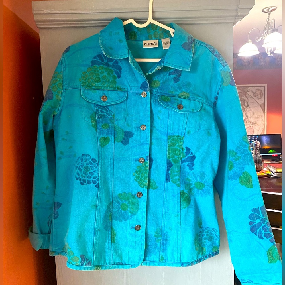 CHICO’s women’s Denim Floral Jacket size 1 (M) Blue floral 100% cotton